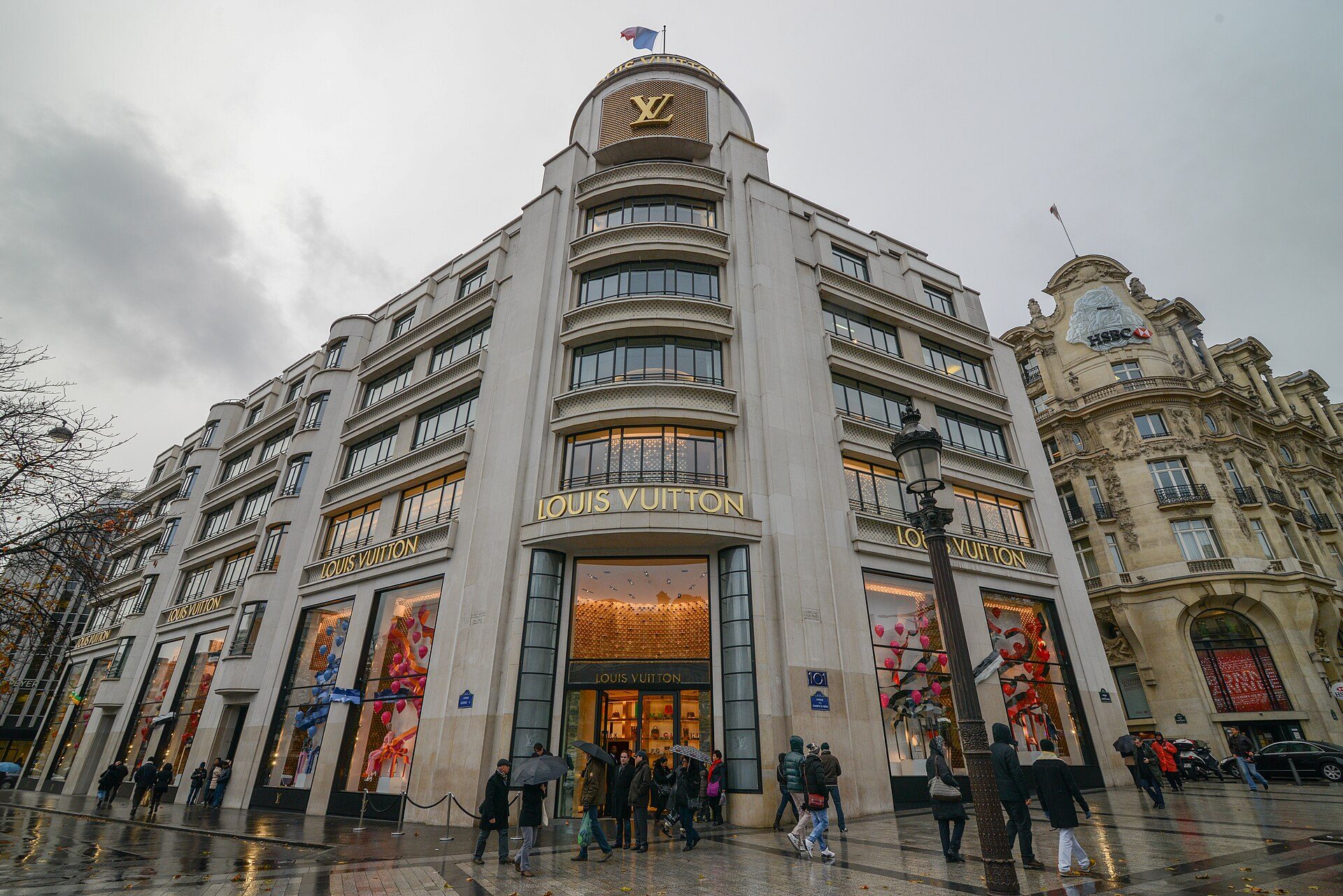 Flagship da Louis Vuitton na Avenue des Champs-Élysées em Paris, referência mundial da estética de luxo que inspira as lojas da marca em Nova York