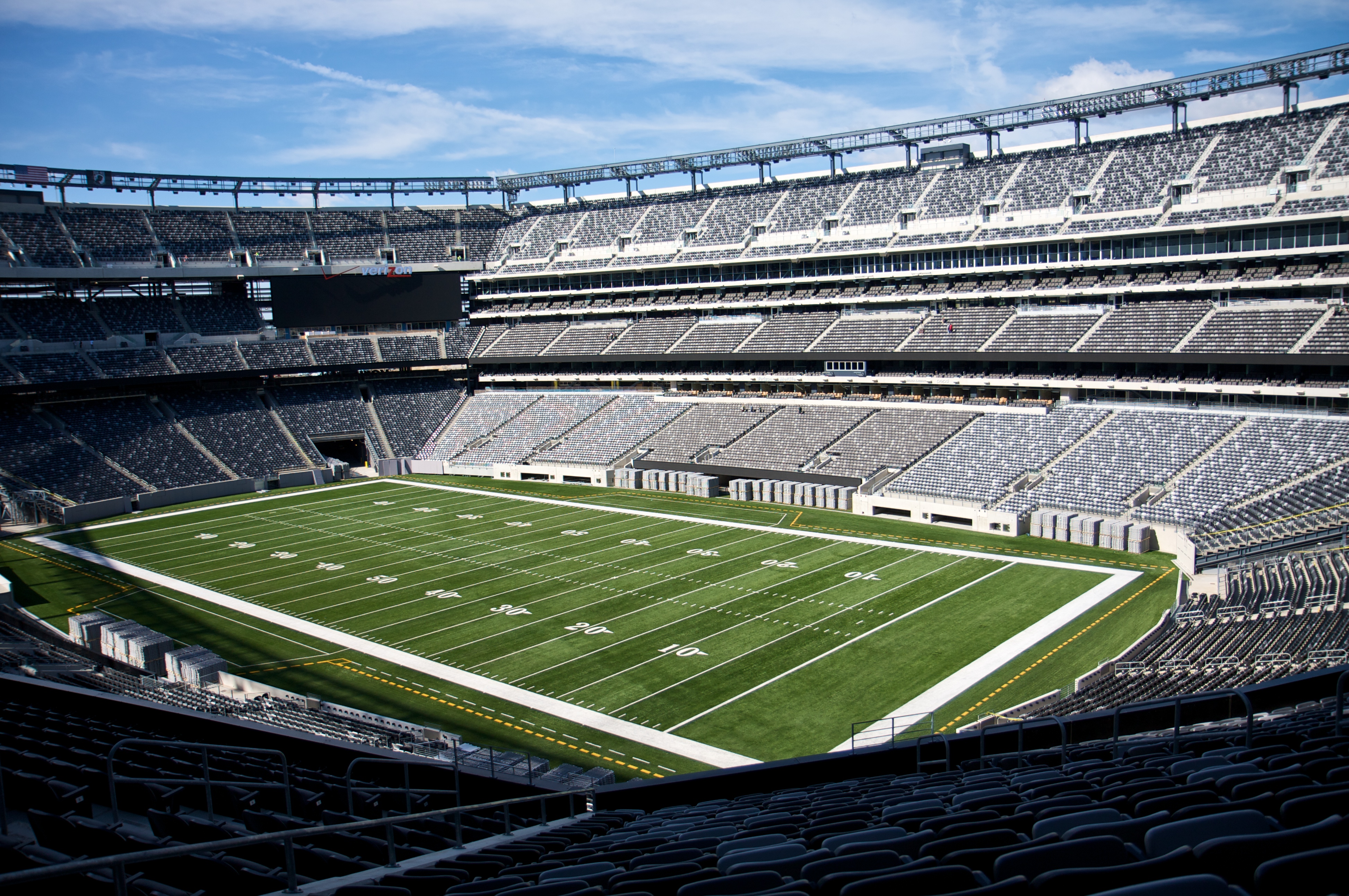 Vista interna do MetLife Stadium mostrando o campo e as arquibancadas vazias
