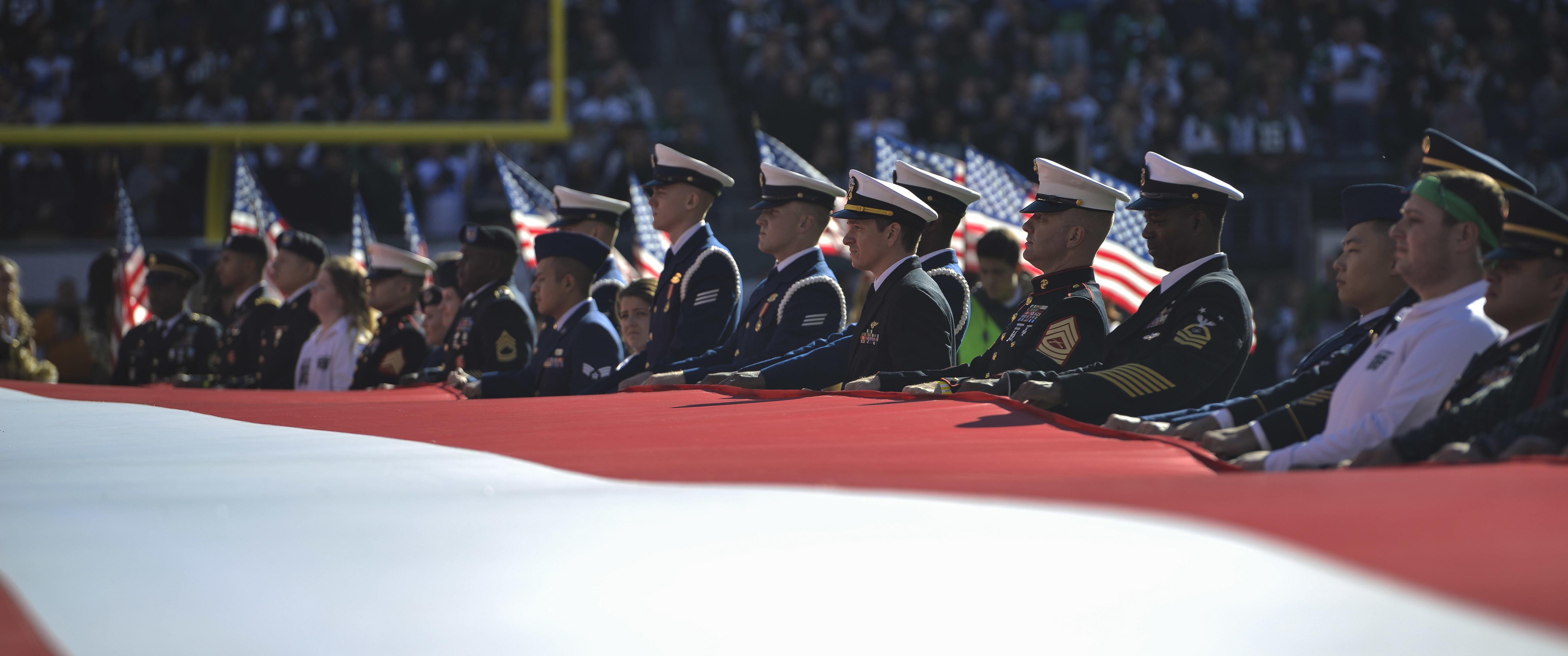 Cerimonia com bandeira americana no MetLife Stadium com militares