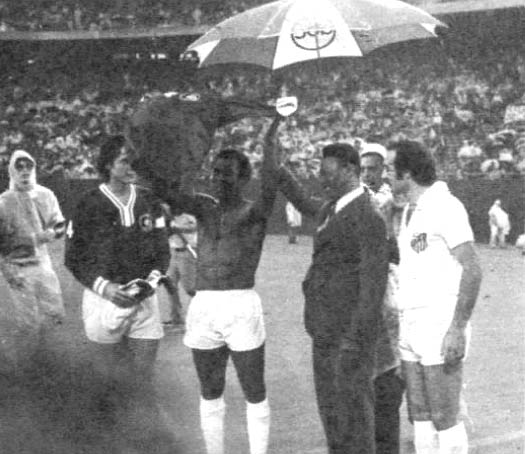 Pelé na despedida de sua carreira com a camisa do Cosmos