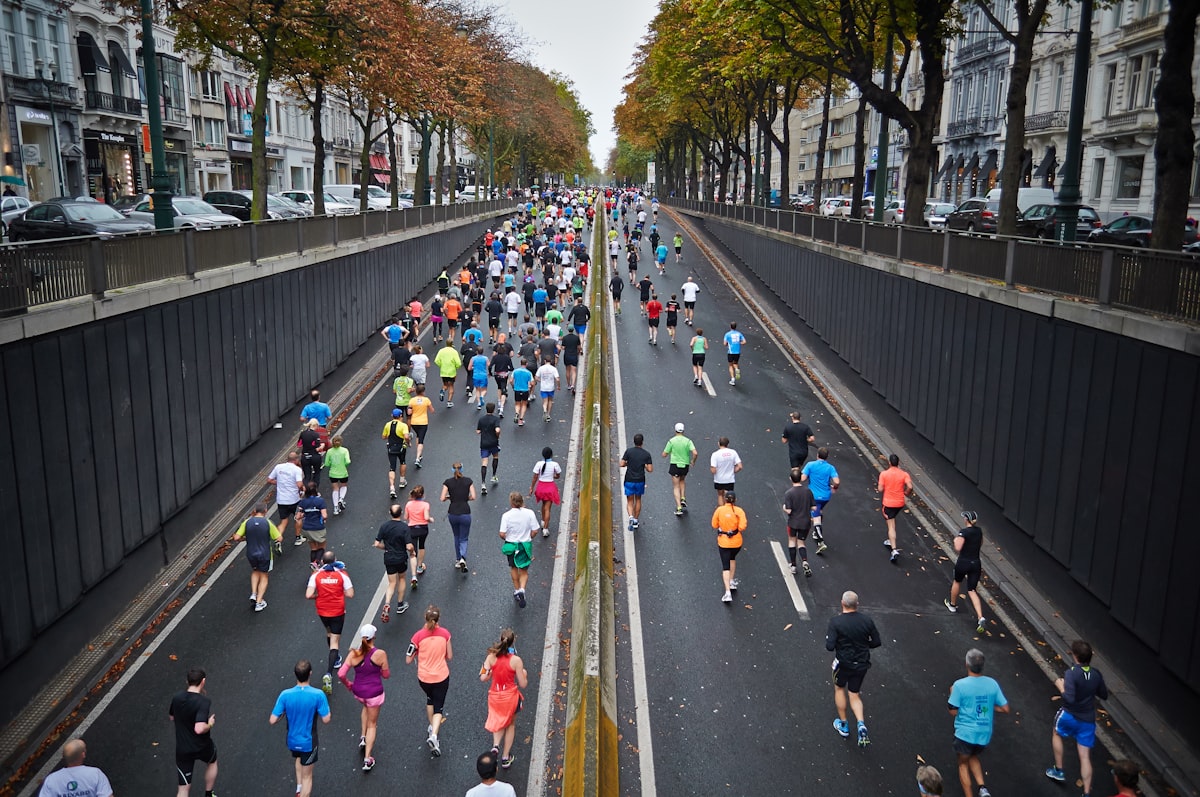 Corredores participando de maratona em rua da cidade