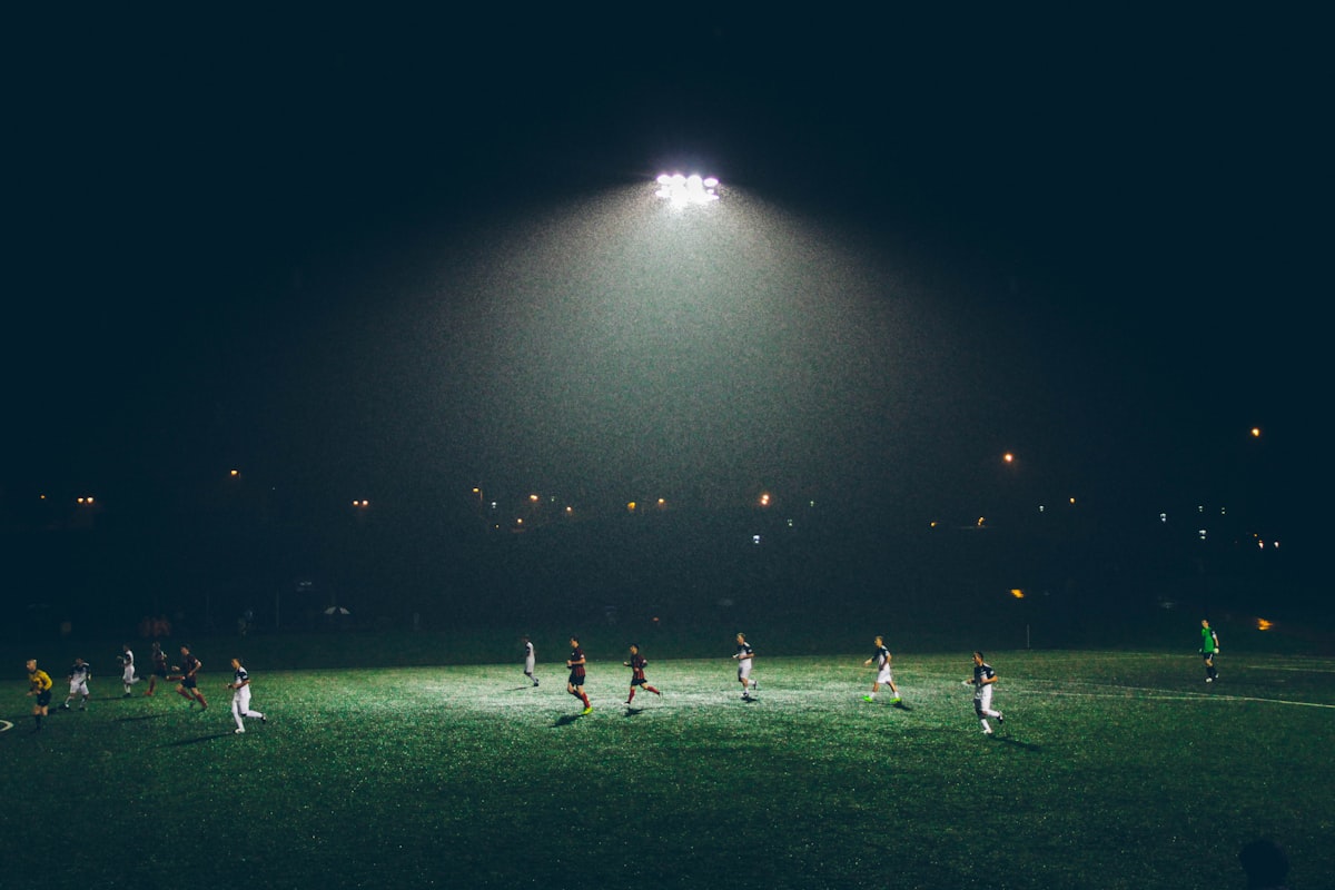Jogadores de futebol em campo durante partida