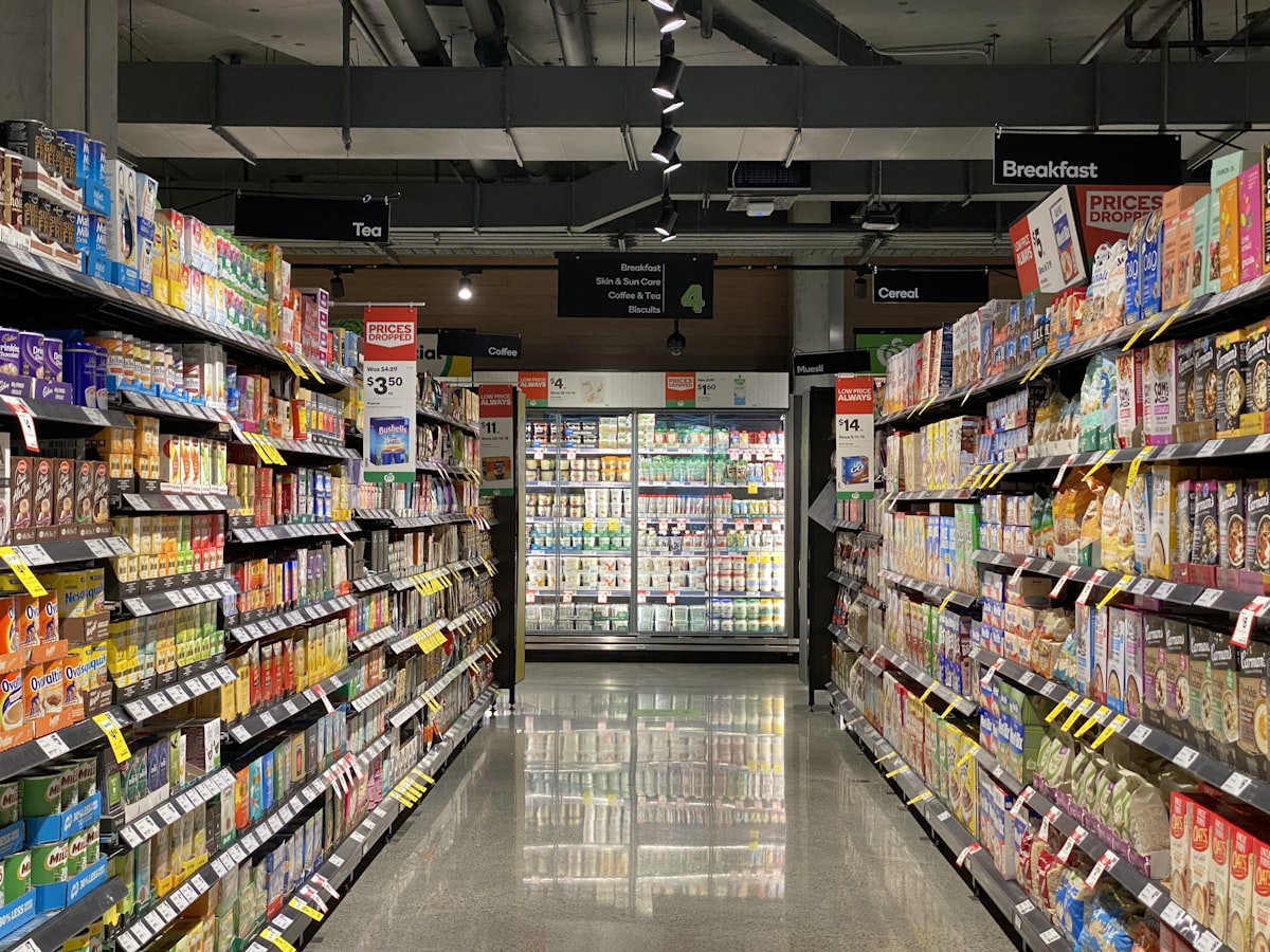 Supermercados em Nova York: corredores de produtos frescos em mercado de Manhattan